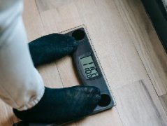 减肥期间，早晚体重一样是正常的吗